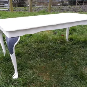 Painted vintage-style coffee table with curved legs and two-tone finish – perfect for rustic or shabby chic interiors.